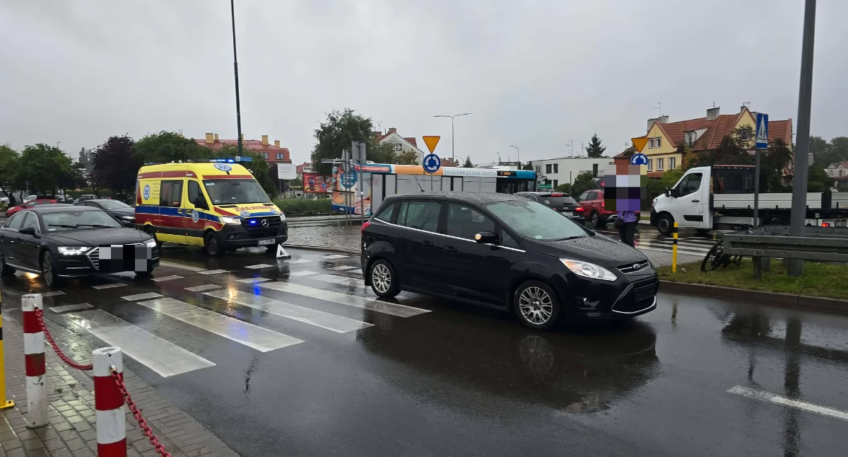 Wypadki drogowe, Rowerzysta potrącony moście miejscu pracują służby - zdjęcie, fotografia