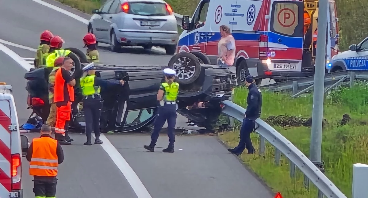 Wypadki drogowe, Uwaga kierowcy! Dachowanie volkswagena - zdjęcie, fotografia