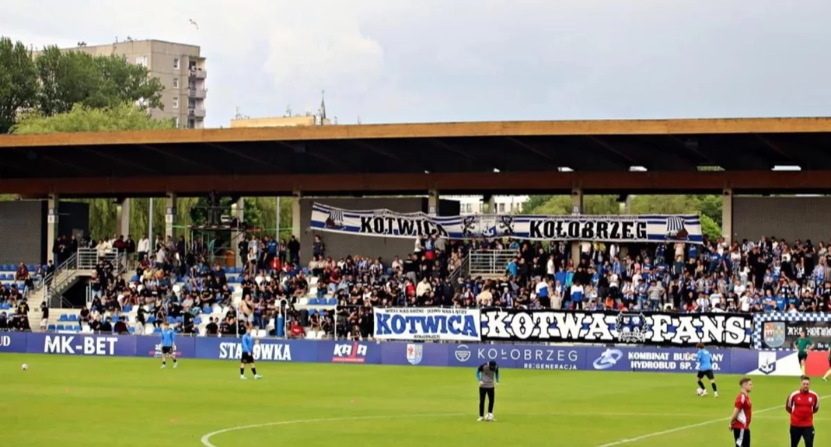 Piłka nożna, Blisko tysiące sprzedanych biletów niedzielę wielkie derby Kotwica Gwardia - zdjęcie, fotografia