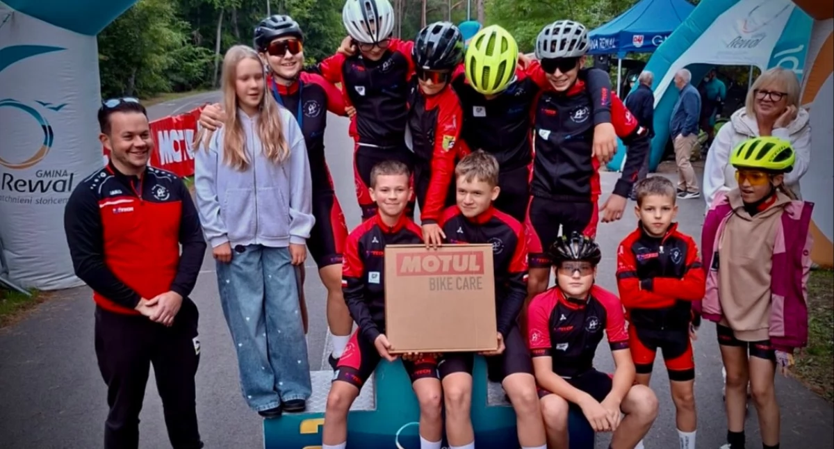 Kolarstwo, Kołobrzescy kolarze najlepsi całym cyklu Mocne zakończenie sezonu Cyklo Rewal - zdjęcie, fotografia
