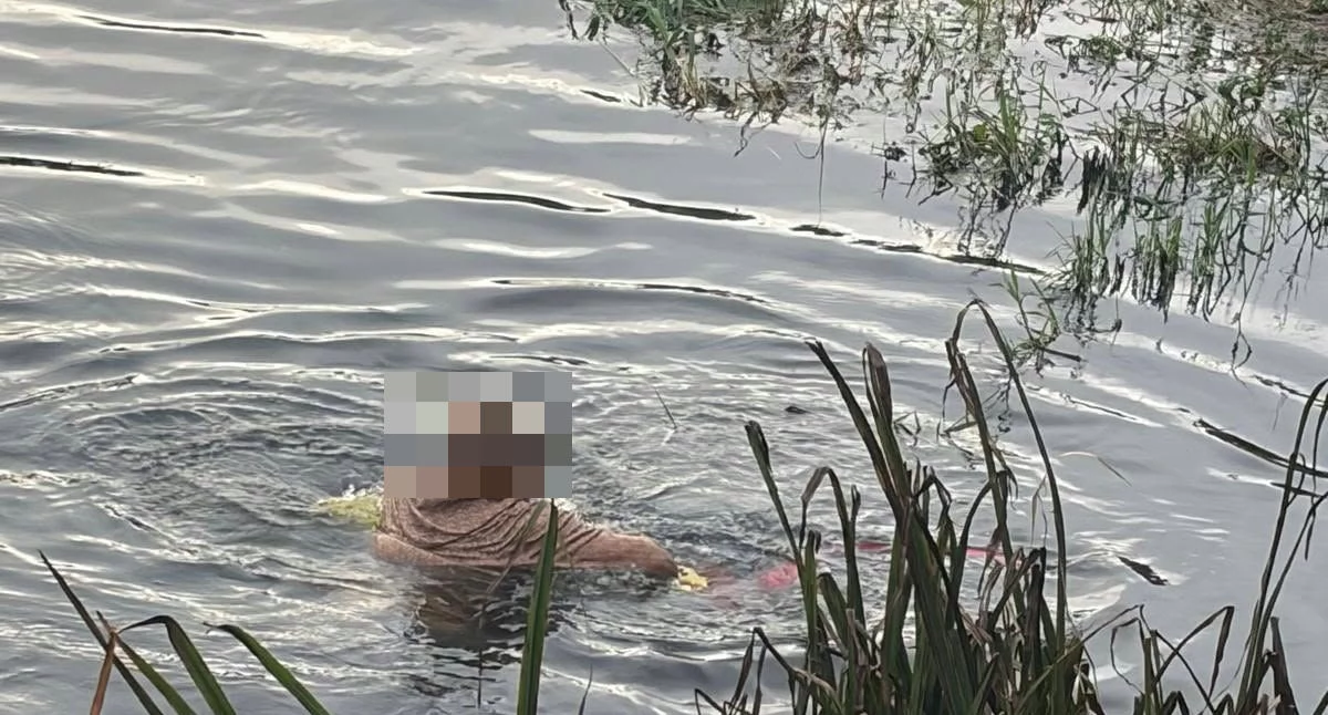 Kronika policyjna, Wszedł rzeki ubraniach interweniowała policja Nietypowa sytuacja Parsętą - zdjęcie, fotografia