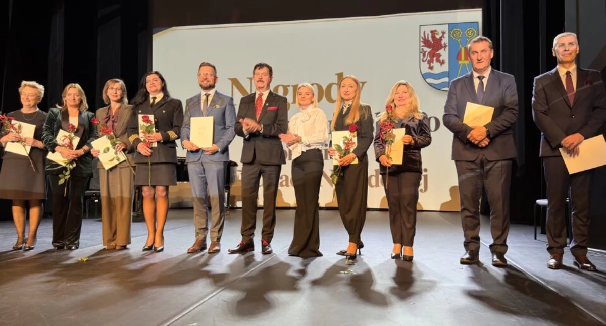 Starostwo Powiatowe, Nagrody nauczycieli jubileusz „Medyka” Powiatowy Dzień Edukacji Narodowej - zdjęcie, fotografia