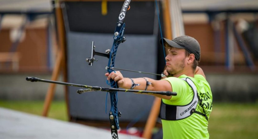 Kacper Grzelak z medalem  Mistrzostw Polski Juniorów