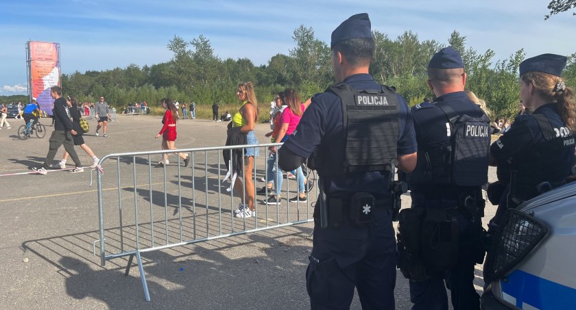 Policjanci w trakcie zabezpieczenia terenu wokół imprezy