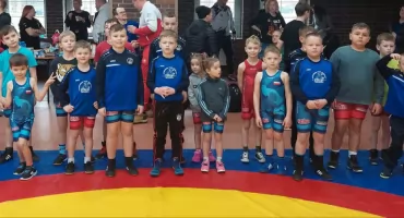 17 medali zapaśników 