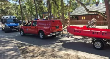 Kobieta zniknęła pod wodą. Pomógł plażowicz, interweniował WOPR