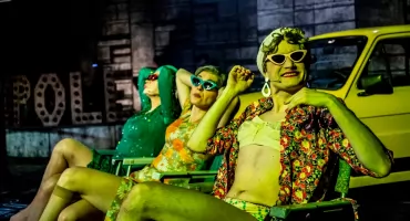 Czy da się dziś żyć jak w PRL? Teatralna podróż do czasów wielkiej płyty