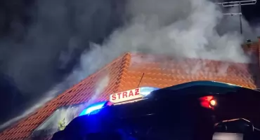 Nocny pożar pod Kołobrzegiem. Strażacy uratowali dom przed całkowitym zniszczeniem przez ogień