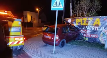 Auto uderzyło w ogrodzenie.  Kierowca zniknął po kolizji