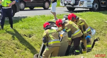 Wymusił pierwszeństwo, a zderzyły się inne samochody. Dwie osoby przewiezione do szpitala