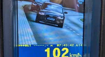 102 km/h w obszarze zabudowanym. Młody kierowca stracił prawo jazdy i dostał 1500 zł mandatu