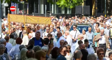 Tysiące wiernych przeszły ulicami Kołobrzegu (zdjęcia)