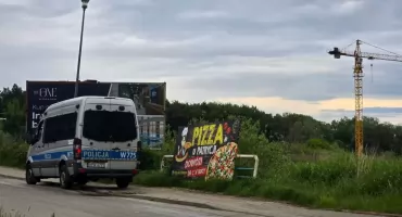 Interwencja służb w Sianożętach. Ktoś miał wspinać się na 20-metrowy dźwig