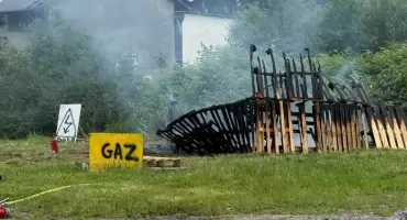 Gęsty dym, pożar garażu i osoba zaginiona - ćwiczenia strażaków z regionu