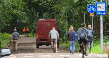 Starostwo chce puścić ruch aut na ścieżce rowerowej przy Arciszewskiego. Protestuje miasto i mieszkańcy [wideo]