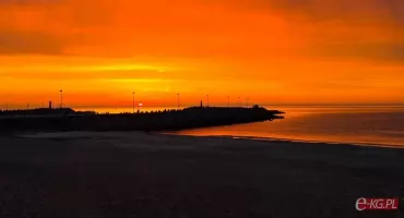 Niebo zapłonęło nad Kołobrzegiem. Zachód słońca nad Bałtykiem zachwycił [zdjęcia]