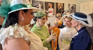 Od eleganckich kapeluszy po modę lat 70. Wystawa i pokaz historycznych kreacji