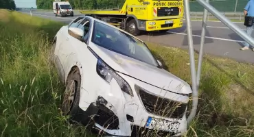 Peugeot wjechał w tablicę na S6. Kolizja między węzłami Kołobrzeg Wschód i Zachód