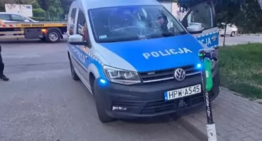 Rzucił hulajnogą w policyjny radiowóz. Mężczyzna został zatrzymany