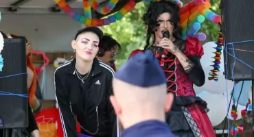 Muzyka, tęczowe flagi i spokojny przemarsz. Tak wyglądał Marsz Równości w Kołobrzegu [foto, wideo]