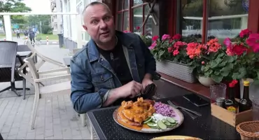 Schabowy i placek po węgiersku w Kołobrzegu. Znany youtuber sprawdził trzy jadłodajnie