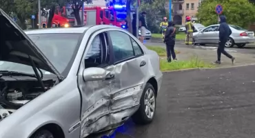 Poważne zderzenie dwóch mercedesów w centrum miasta. Jedna osoba trafiła do szpitala