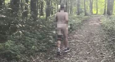 Biegał nago po parku, miał tylko buty i słuchawki. Zaalarmowano służby