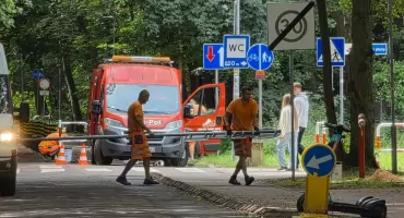 Przy ul. Arciszewskiego stanęły słupki. Goście jednego z ośrodków nie przejadą ścieżką rowerową