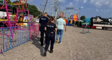 Policjanci sprawdzili sezonowe lunaparki. Kontrole w Kołobrzegu, Ustroniu Morskim i Dźwirzynie