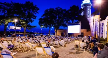 Kino pod chmurką pod Latarnią Morską. Trzy darmowe seanse podczas Projektu Plaża