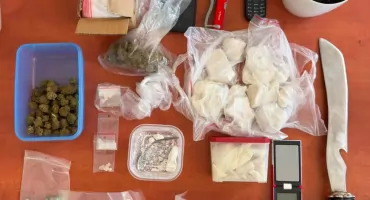 Doniczka i skręty zwróciły uwagę policjantów. Potem znaleźli ponad 900 gramów narkotyków