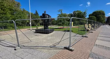 Zielone Tarasy Kultury. Wykonawca ogrodził Skwer Pionierów