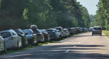 Pogoda dopisała, problem wrócił. Samochody znów parkują wzdłuż nadmorskiej drogi