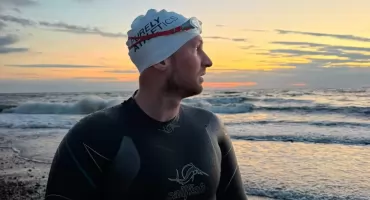 Rozpoczął morderczą próbę przepłynięcia Bałtyku. Akcja promuje zbiórkę dla Fundacji Cancer Fighters