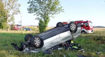 O włos od tragedii. Auto dachowało obok drzewa