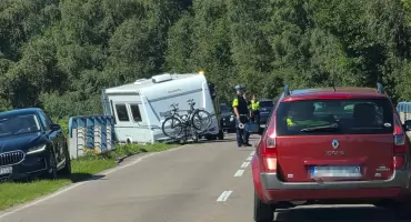 Przyczepa kempingowa w rowie. Utrudnienia na nadmorskiej trasie