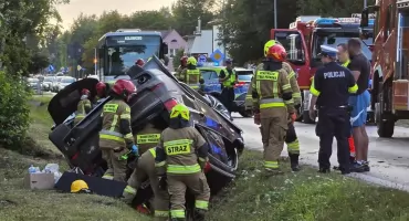 Dwa auta w rowie, jedno dachowało. Droga całkowicie zablokowana