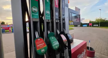 Tańsze paliwo od poniedziałku. Rząd czasowo obniża VAT
