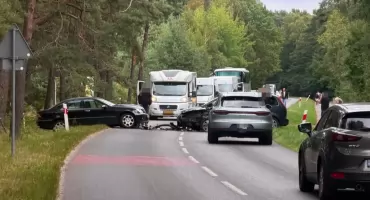 Czołówka na nadmorskiej trasie. Droga całkowicie zablokowana