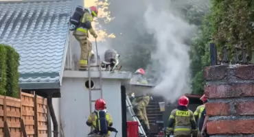 Pożar na zapleczu jednego z budynków na Radzikowie. Ewakuowano wszystkich gości