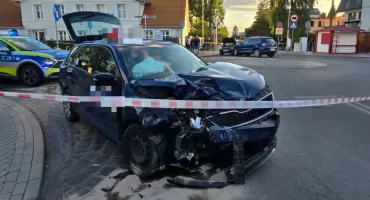 Trzy auta zderzyły się na rondzie. Dwie osoby poszkodowane, są duże utrudnienia