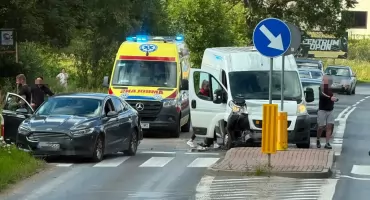 Zderzenie dwóch samochodów. Ruch odbywa się wahadłowo