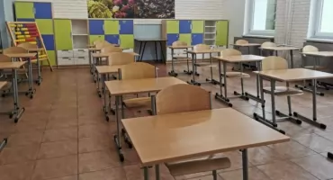 Dzieci coraz mniej, szkolne ławki wciąż jednak pełne. Demografia na razie nie zmienia szkół