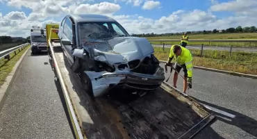 Pijany uderzył w garaż, drugi jechał mimo dożywotniego zakazu. Dwie interwencje policji