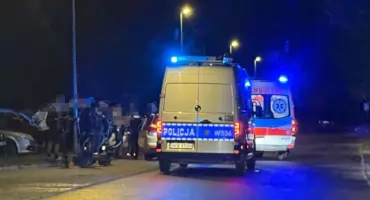 Policja i pogotowie przy Mazowieckiej. Nieoficjalnie: zgłoszenie o mężczyźnie z maczetą
