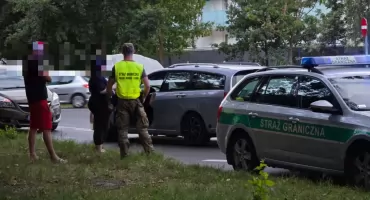 Zderzenie trzech aut przy amfiteatrze. To skrzyżowanie może mylić kierowców