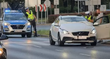 Potrącenie przy Rondzie Solidarności. Hulajnoga odrzucona kilka metrów dalej 