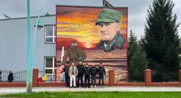 Historia kaprala Niewidziajły połączyła Sławę i Kołobrzeg.  Kibice Kotwicy wsparli wyjątkową inicjatywę