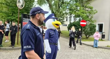 Policjanci pojawili się przy szkołach. Kontrolowali kierowców i witali najmłodszych