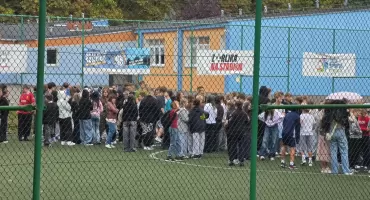 Groźby wybuchu w mailach. Ewakuacja szkoły, policja w nadleśnictwie